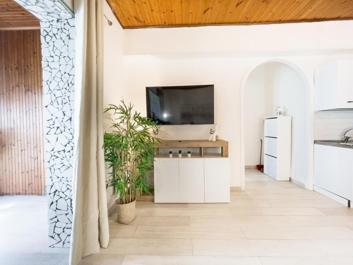 Athena Sea Front Apartment, Parking & Pool Лаго Патрия Екстериор снимка