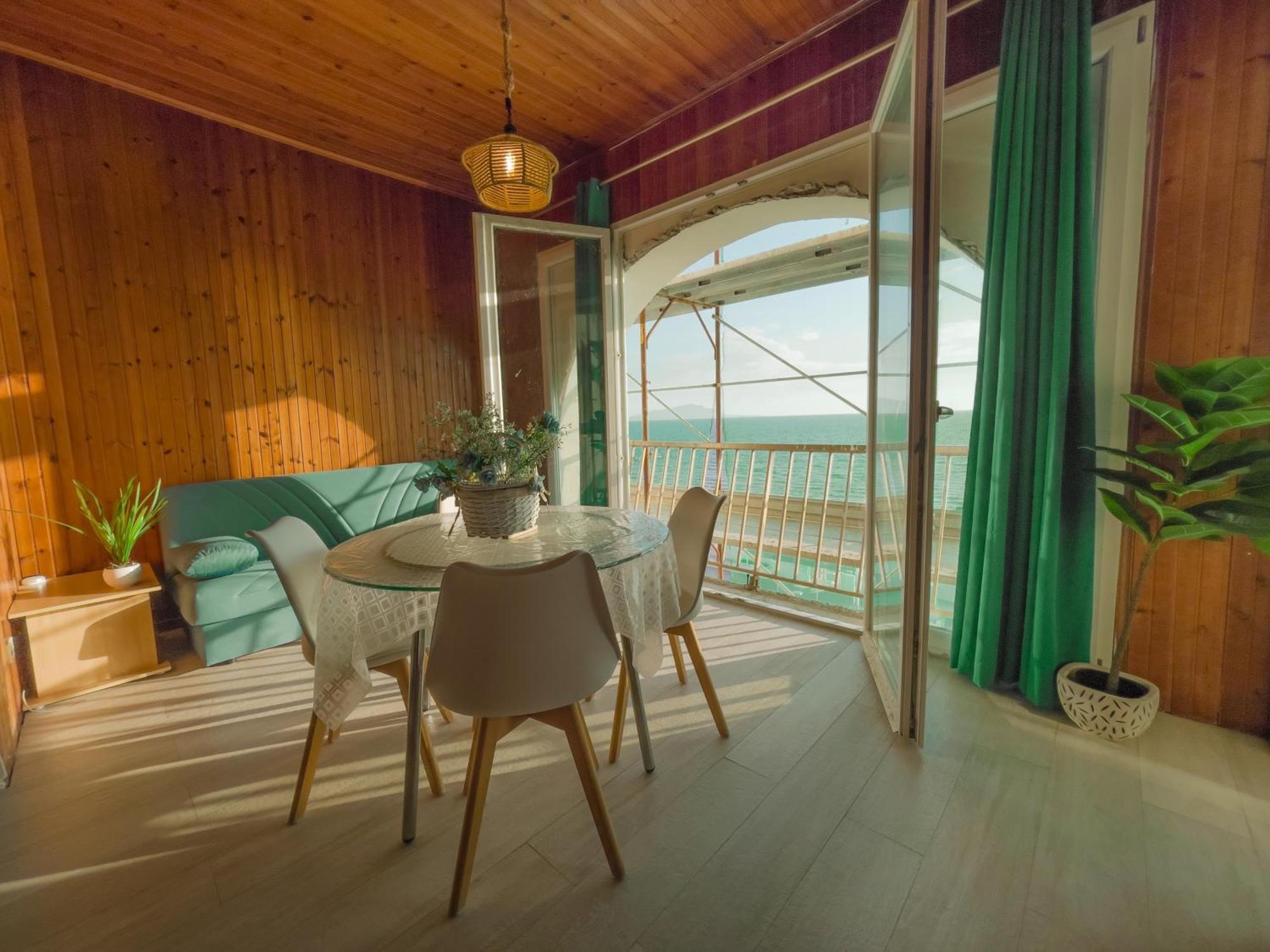 Athena Sea Front Apartment, Parking & Pool Лаго Патрия Екстериор снимка