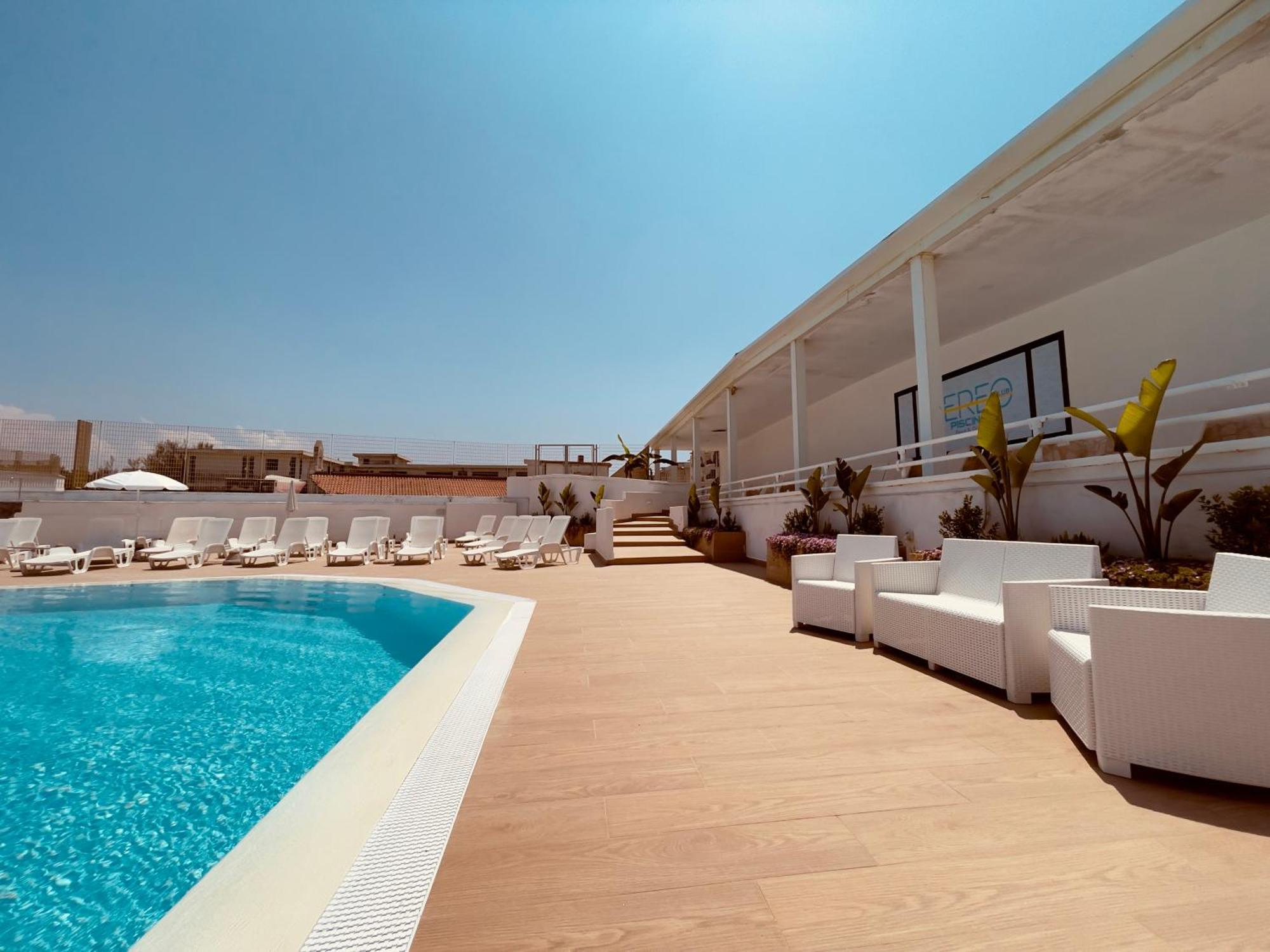 Athena Sea Front Apartment, Parking & Pool Лаго Патрия Екстериор снимка