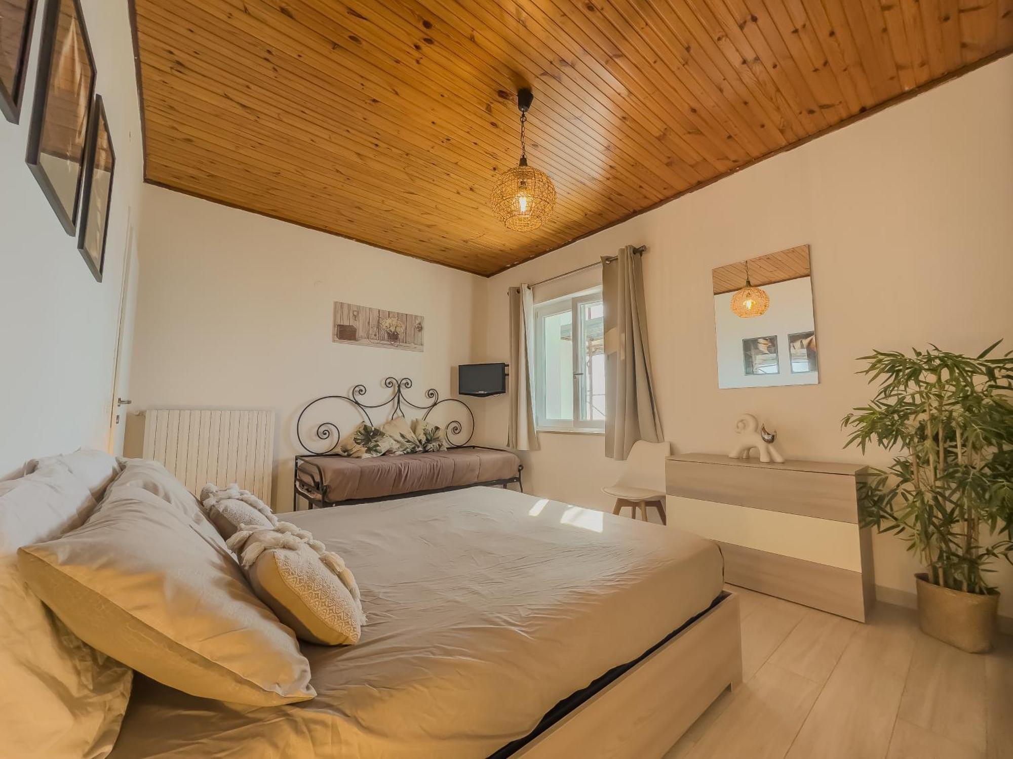 Athena Sea Front Apartment, Parking & Pool Лаго Патрия Екстериор снимка