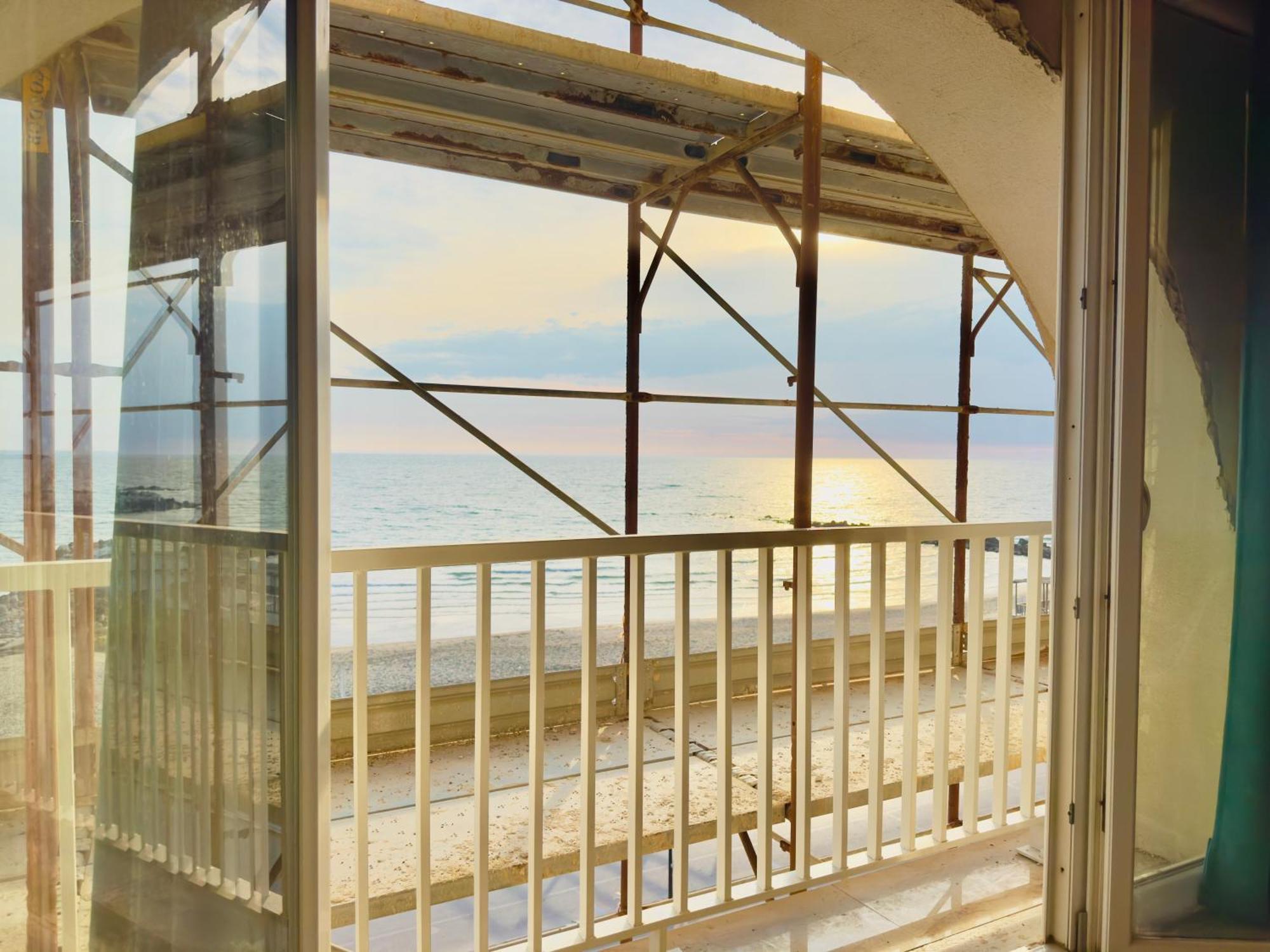Athena Sea Front Apartment, Parking & Pool Лаго Патрия Екстериор снимка